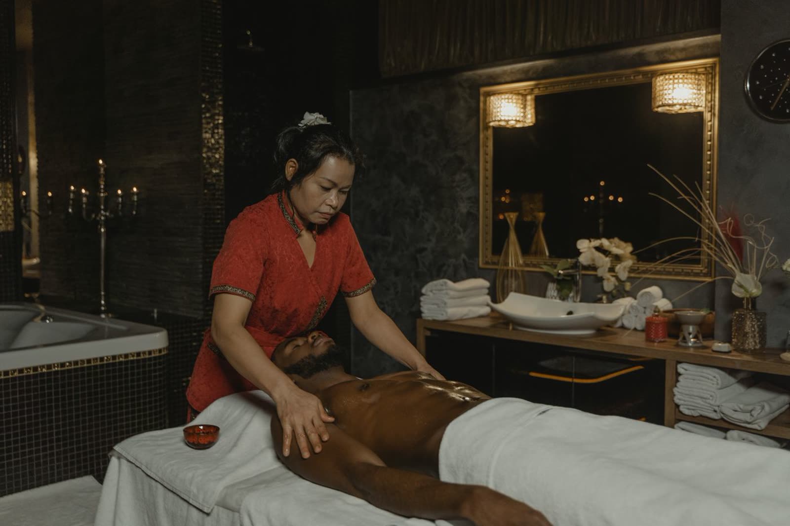 Professional female therapist giving a relaxing massage to a male client in a luxury spa room at Gulsan Spa, Gulshan Dhaka