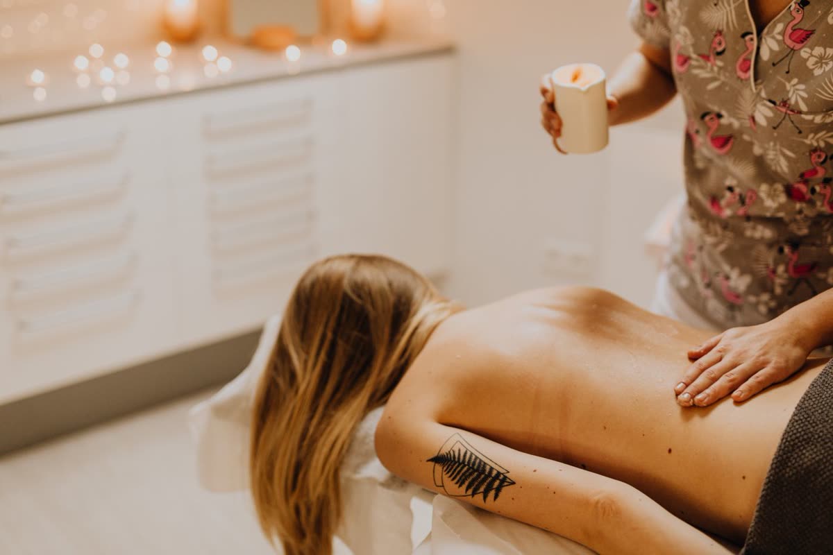 Relaxing back massage with aromatic candles at Gulsan Spa