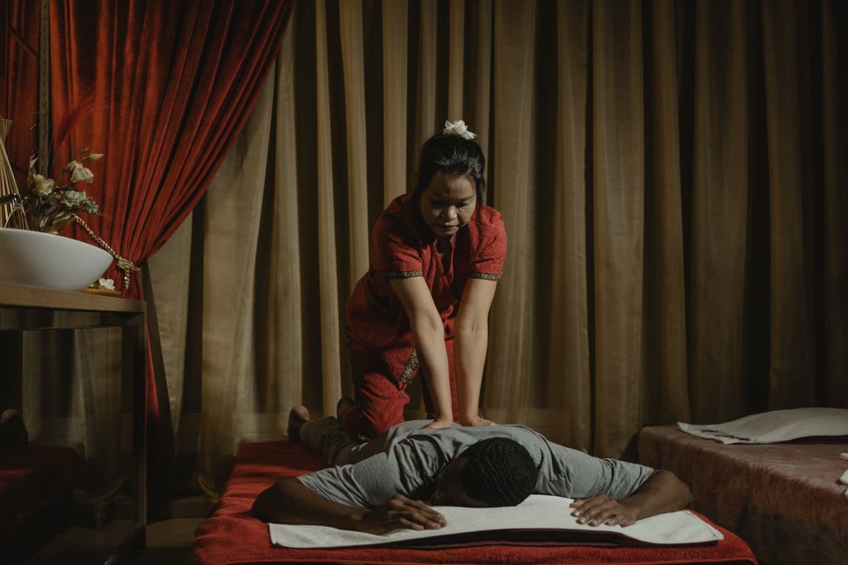 Traditional floor mat massage therapy at Gulsan Spa Gulshan