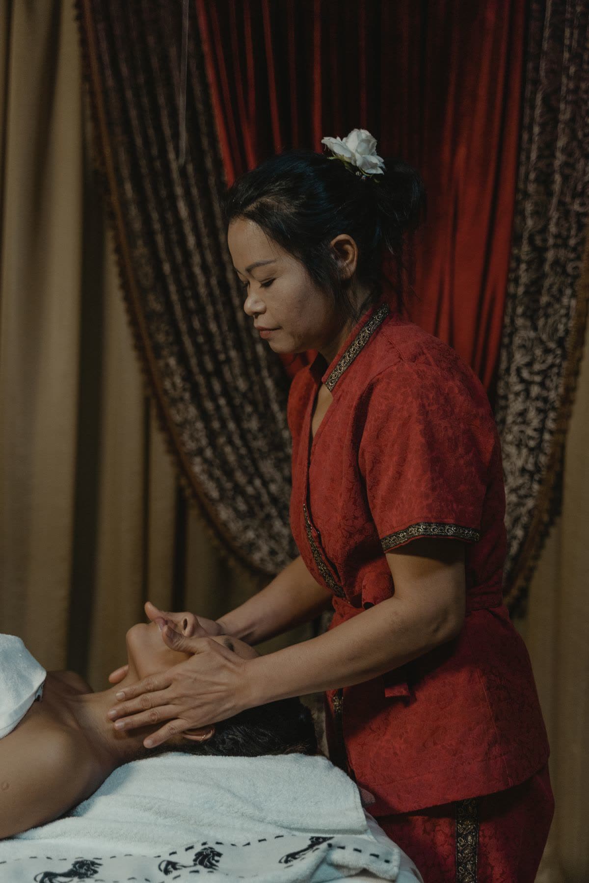 Experienced spa therapist in traditional uniform at Gulsan Spa