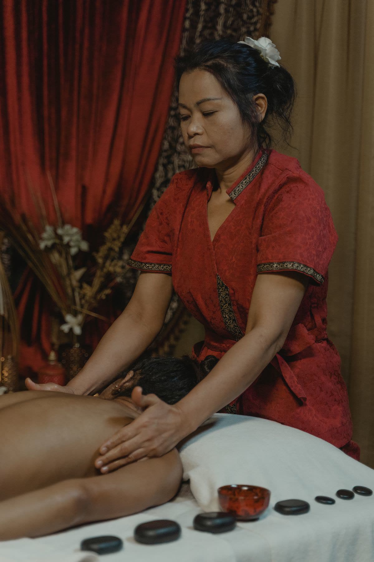 Full body oil massage being performed by a professional therapist at Gulsan Spa